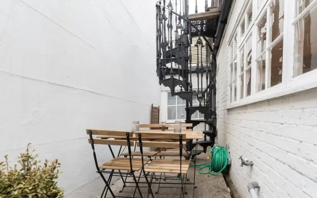 Host Stay Temple Street Townhouse