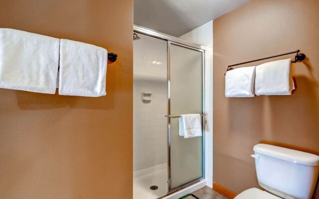 3bdr Condo-master Fireplace, Upgraded Kitchen, Kids Ski Free 3 Bedroom Condo by RedAwning