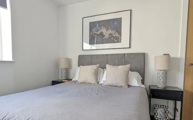 Modern 2 Bed Apt - 15 Mins to Birmingham