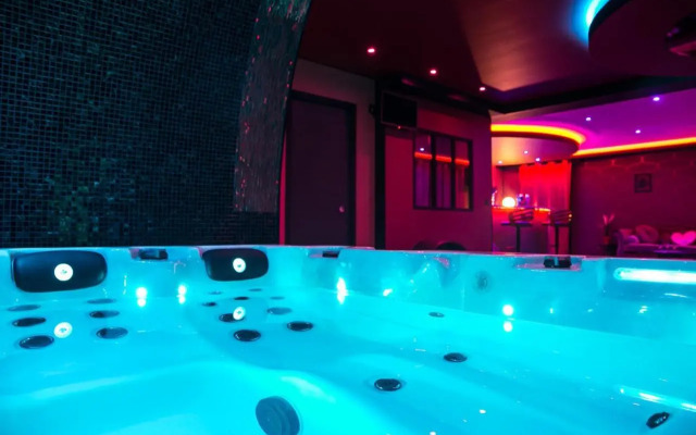 L'Insolite Spa Privatif ''Suite Luxueuse-Jacuzzi"