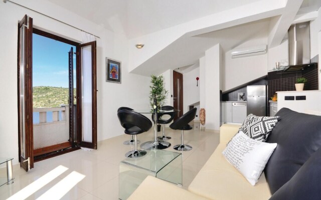 Stunning Home in Kanica With Wifi and 6 Bedrooms