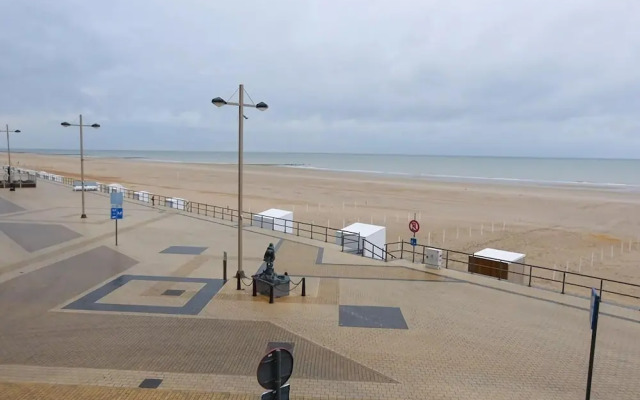 Apartment on Belgium Seawall, Central Location