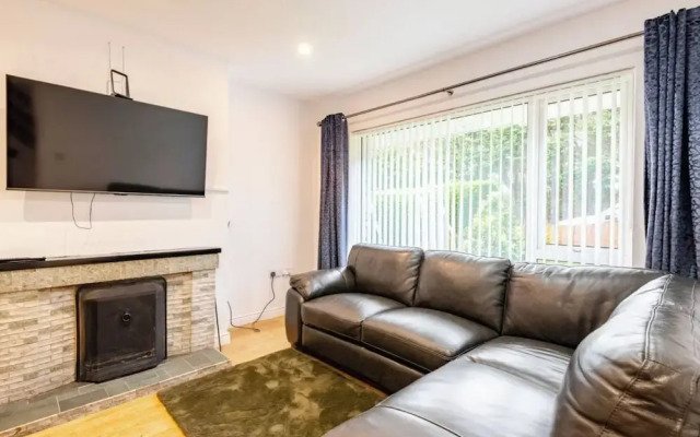4 bed House - Private Garden - Free Parking