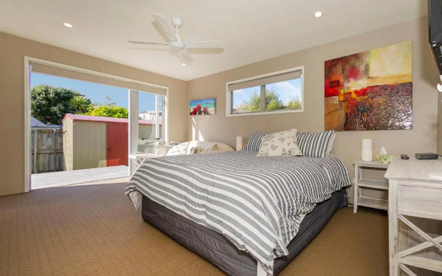 Modpod on The Tee - Matarangi Holiday Home