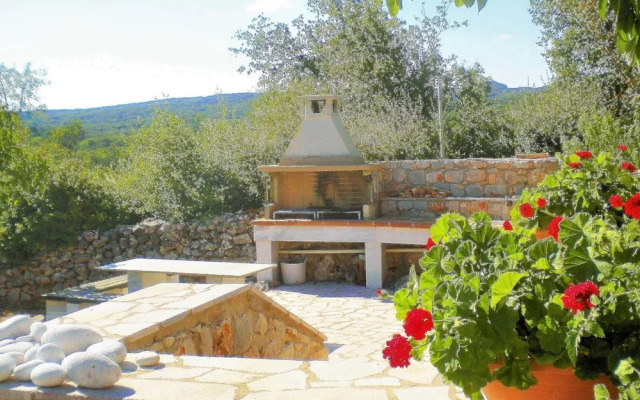 Cosy Holiday Home With Garden in Leonidio