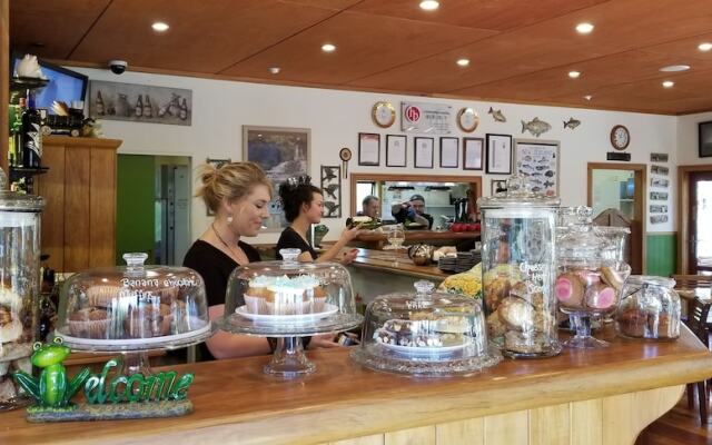 Whistling Frog Cafe & Accommodation