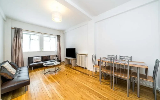 NEW 3BD West Kensington Flat Close to City