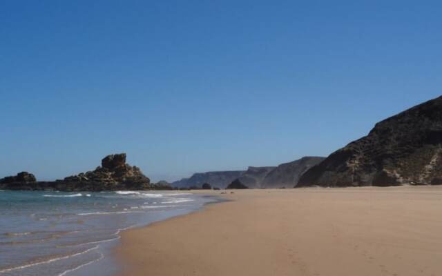 3 Bed Villa, Sleeps 6, Free WiFi, Quiet Location