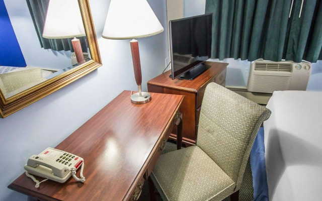 Econo Lodge Inn & Suites Windsor Locks Bradley Airport