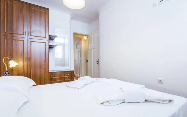 Neoclassical apartment with 3 bedrooms in Piraeus