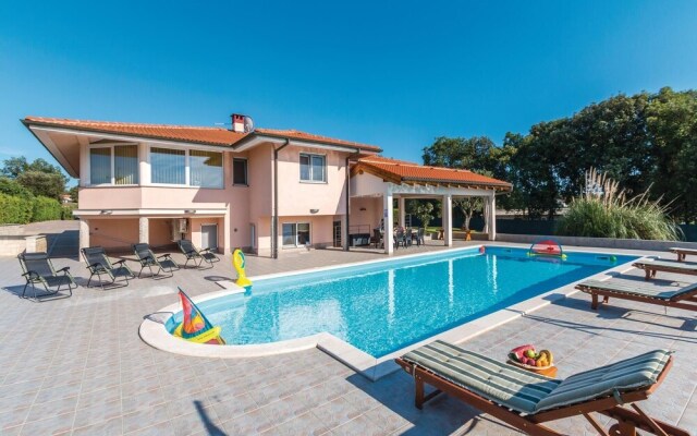 Stunning Home in Pula With Wifi and 4 Bedrooms