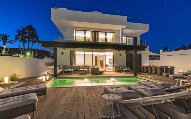 Villa first line beach, 6 bedrooms, private pool, Costabella, Marbella