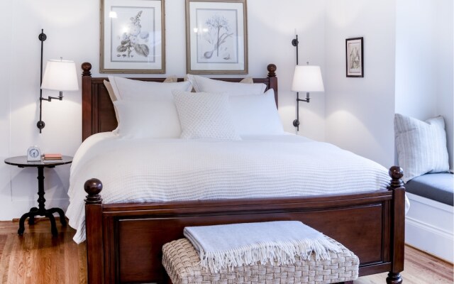 The Harbor House Inn