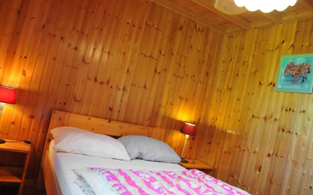 Cosy Chalet With Large Garden and Playground, Located at the Edge of the Forest