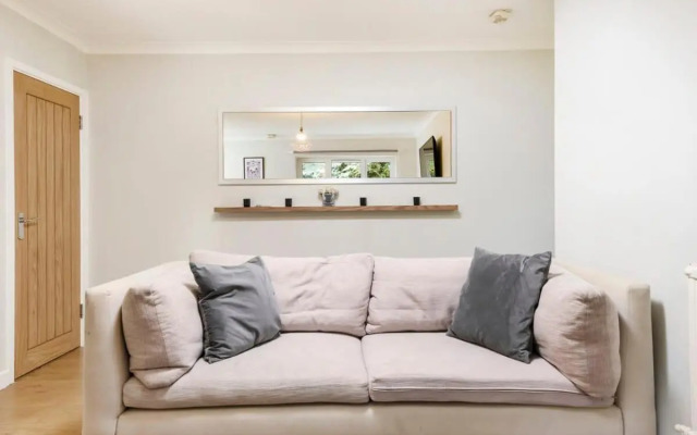 One bedroom central Slough with parking