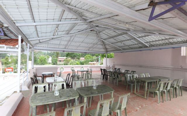 OYO 13807 Hotel Gurupriya