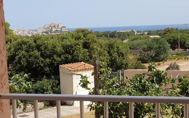 130m2 qui surplombe la baie de Calvi vue citadelle