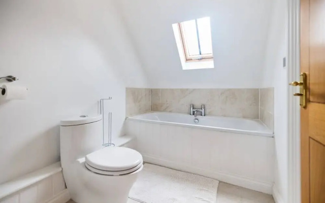 The Bourton-on-the-water Place - Lovely 5bdr House With Parking + Garden