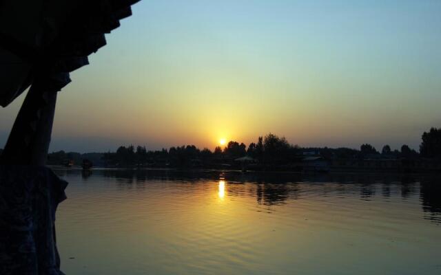 Houseboat Khan Palace