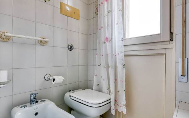 Snug Holiday Home in Salò With Balcony