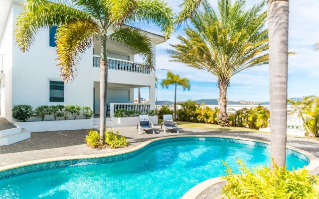 ♥ Perfect Family Getaway ♥ with Tropical Pool & Garden