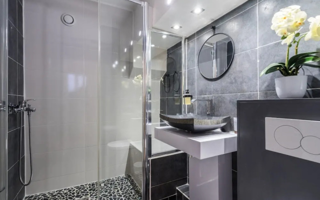 Chic Apartment With Patio - 2br/6p - Le Marais