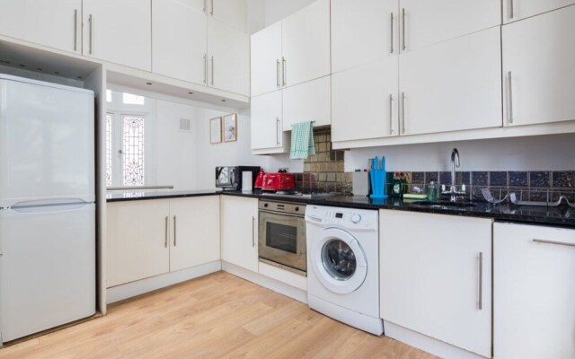 The Queensway Retreat - Modern & Bright 2bdr Home