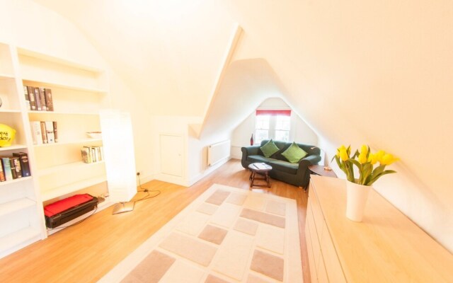 Bright, Airy 2BR Ealing Broadway Flat for 4
