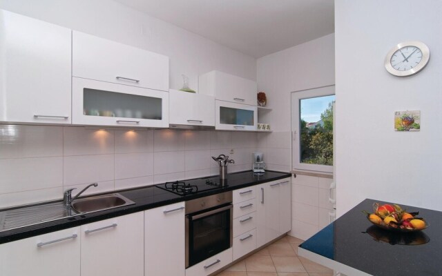 Amazing Home in Sutivan with Hot Tub, WiFi & 3 Bedrooms