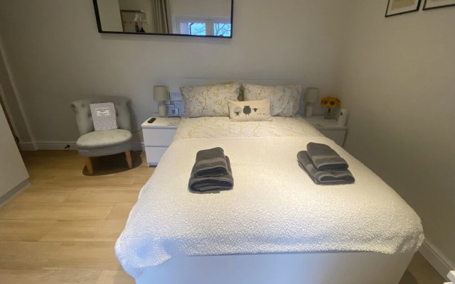 Private Entry Double Bedroom With Beautiful Views!