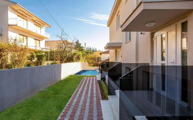 Gorgeous Home With Swimming Pool, Hot Tub & Sea View