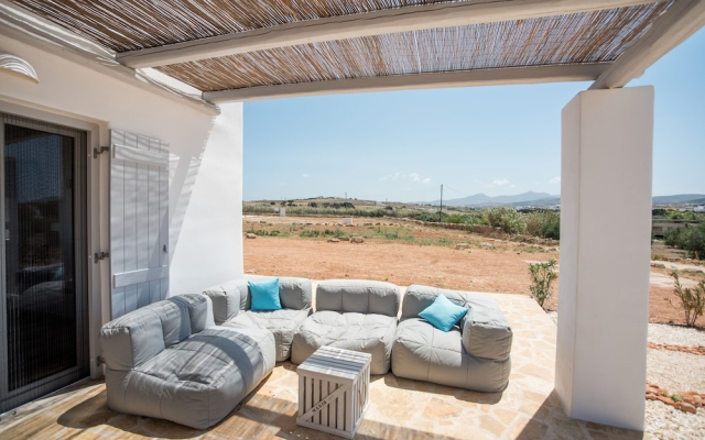 Fabulous pool villa near the beach by VillaRentalsgr