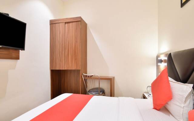 OYO 15535 Deluxe Residency