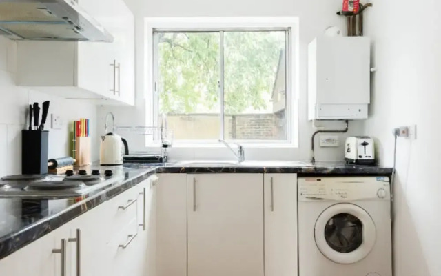 The Century Chalet - Contemporary 2bdr with Parking