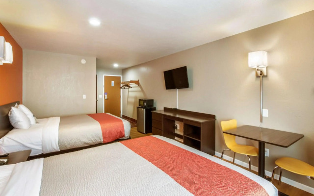 Motel 6 Rossford, OH