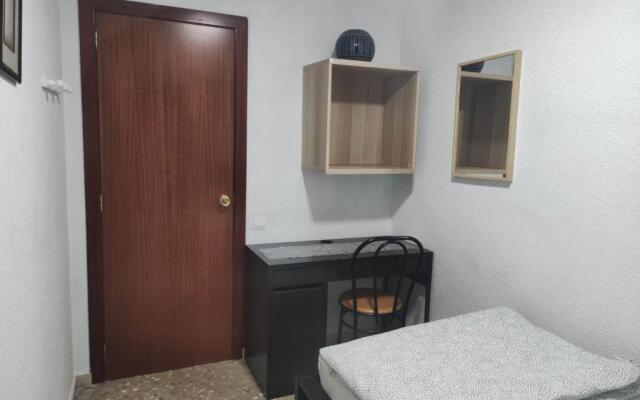 35-6- КОМНАТА в квартире для 1 человека в центре Аликанте