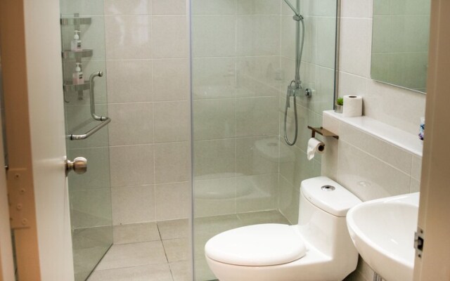 J&J Vacation Home @ Parkland Residences