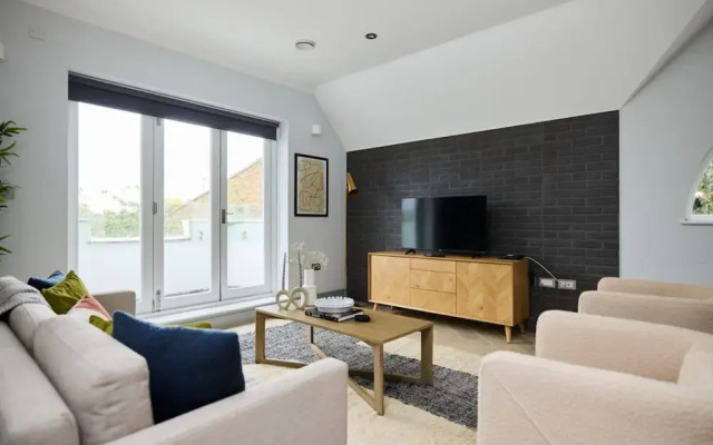 The Putney Sanctum - Beckoning 2bdr Flat With Balcony