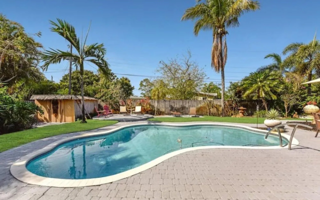 Beautiful pool property with woffice