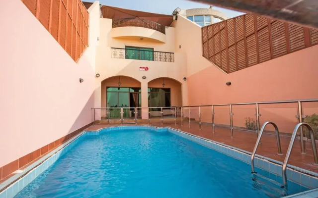 Lafontaine Rose Beach