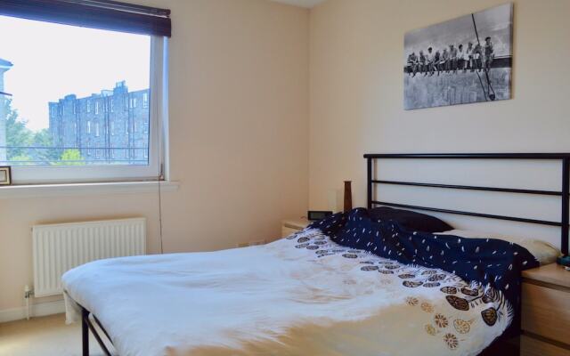 Modern Two Bedroom Flat in Leith