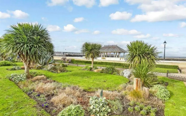 Stunning 1-bed Flat W/seaview, Garden Pet Friendly