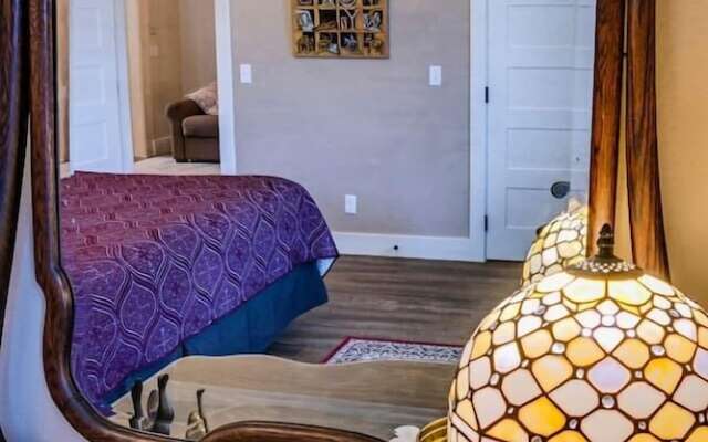 Redtail Suites~orliena Suite ~tesla Station