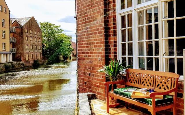 Cocoa Lily - River fronted studio with secure parking