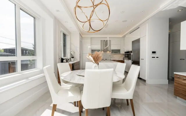 Centrally-located Luxury Home With Views Cinema