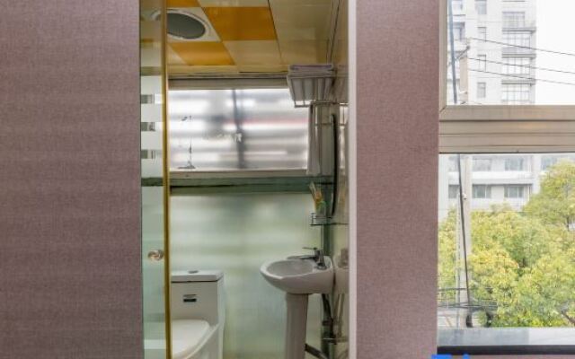 Cuiweiya Hotel (Shanghai Chifeng Road Subway Station)