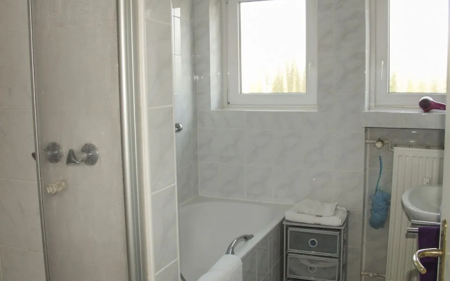 Tolstov-Hotels Large 3 Room Apartment