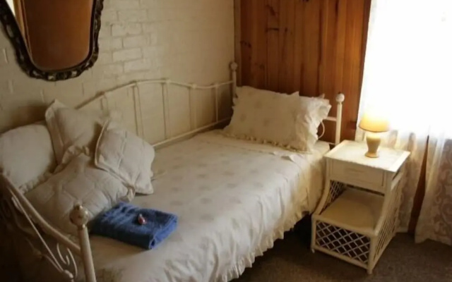 A Settler's Cottage – Guest Rooms – Bathurst