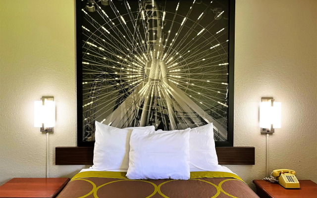 Super 8 by Wyndham Vincennes