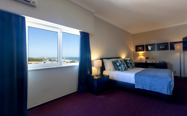 Carcavelos Beach Hotel